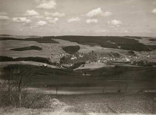 Erzgebirge. Neuhausen, südöstlich Sayda mit Schloß Purschenstein und Flöhatal. Blick vom Schwartenberg nach Nord