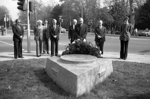 Kranzniederlegung am Mahnmal für die Opfer des RAF-Attentats auf Generalbundesanwalt Siegfried Buback, seinen Kraftfahrer Wolfgang Göbel und Justizhauptwachtmeister Georg Wurster