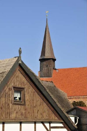Schaprode - Kirchturm und Hausgiebel : Blick auf das Dorf Schaprode auf der Insel Rügen vom Bodden aus, aufgenommen am 19. April 2011