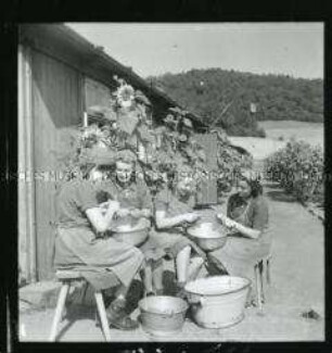 Arbeitsmaiden beim Kartoffelschälen in einem Lager des Reichsarbeitsdienstes in Metz
