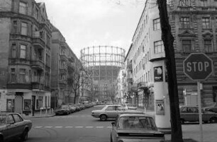 In Berlin-Schöneberg : In Berlin-Schöneberg, Leuthener-, Ecke Leberstrasse und Schöneberger Gasometer hinten
