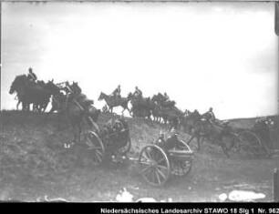 Besichtigung des Feld-Artillerie-Regiments Nr. 46 Enthält: Platte 26, Soldaten auf mit Pferden bespannten Geschützlafetten reiten eine Anhöhe hinauf