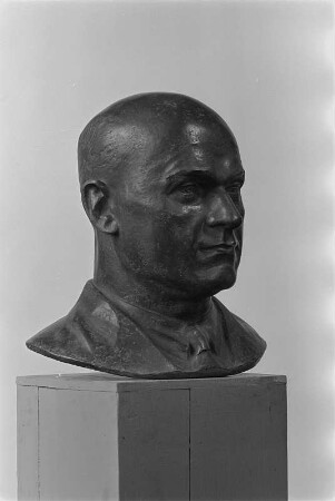 Büste von Ernst Thälmann : Büste von Ernst Thälmann. Bronze (1953; W. Arnold)