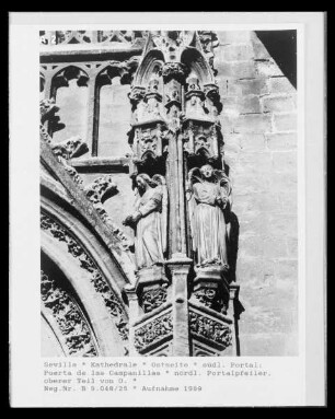 Figürliche Gewände der Puerta de las Campanillas — Andächtige Engel