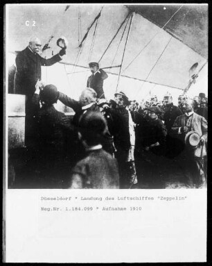 Düsseldorf: Landung des Luftschiffes "Zeppelin"
