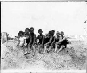 Familiengruppe auf Sandberg am Strand
