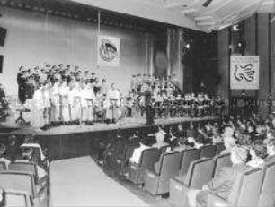 Musikdarbietung zum "Fest des Friedens und der Freundschaft" der DSF anlässlich des 70. Jahrestages der Oktoberrevolution in Berlin (Ost)