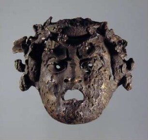 Schöne bacchische Maske, in der Art tragischer Masken gehalten, mit einem Efeukranz