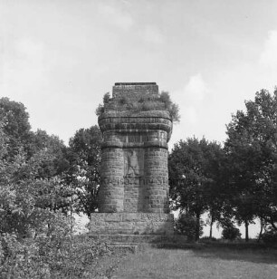 Silk: Denkmal: Bismarcksäule: Sachsenwaldstraße: Grünanlage mit Bäumen