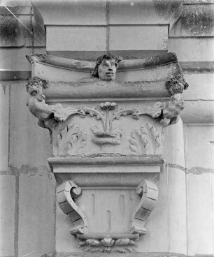 Konsole mit Ranken und Kopf