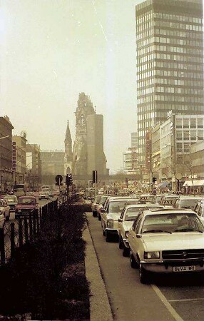 Berlin: Gedächtniskirche von der Tauentzienstraße; Taxistand