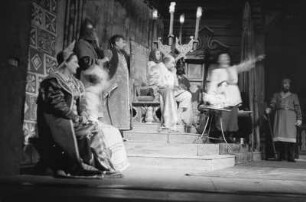 Szenenbilder aus "Die Brautschau" von J. S. Miljutin mit F. Kronström, M. Ladyka a. G., M. Dorka a. G., J. Siegl, J. Bergmann, A. Göse a. G., Metropol-Theater,