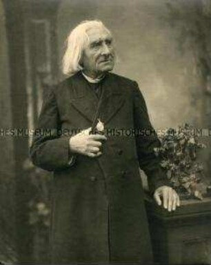 Franz Liszt, an Tischlein gelehnt