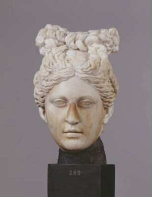 Kopf der Aphrodite mit Schleifenfrisur