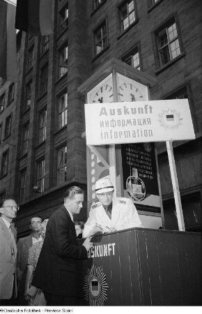 Besucher der Leipziger Herbstmesse 1954 an einem Informationsstand der Volkspolizei
