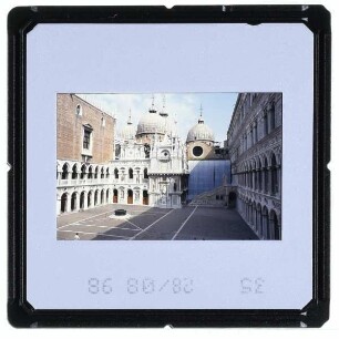 Venedig, Dogenpalast,Venedig, Markusdom : Blick über den Innenhof in Richtung Markusdom, Arco Foscari und Scala dei Giganti