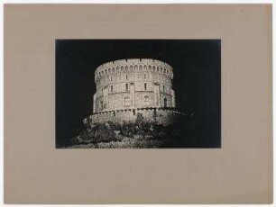Der Round Tower von Windsor Castle, angestrahlt bei Nacht