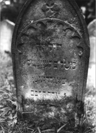 Grabstein 35 (Index: 100110497) Material: Sandstein Zustand: Vorderseite leicht verwittert Maße HxBxT: 62x29x18 cm Beschreibung: Stele, Spitzbogenabschluß, Schriftfeld eingetieft mit Rundbogenfries: Grabstein 35B