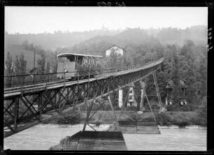 Österreich, Innsbruck. Hungerburgbahn (Nordkette) bei der Überquerung des Inn