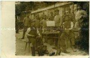 Soldaten als Schuhmacher im Ersten Weltkrieg