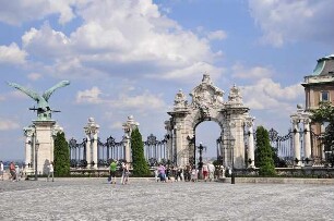 Budapest - Zaun und historisches Portal : Hinter dem historischen Portal steht das Gebäude der Nationalgalerie auf dem Burgberg. Aufgenommen in Budapest am 13. Juni 2011