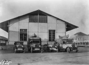 Die Wagen der Schomburgk-Expedition : Die Wagen der Schomburgk-Expedition aufgereiht vor einem Haus, dazwischen ein Mann