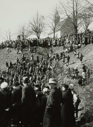 Eierschieben auf dem Protschenberg unterhalb des Friedhofs bei Bautzen-Seidau