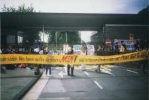 Protestkundgebung des Aktionsbündnisses "Stopp dem Krieg" gegen den NATO-Militäreinsatz in Jugoslawien vor dem Bundesministerium der Verteidigung, Hardthöhe