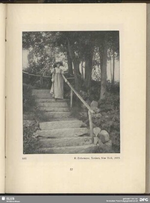 [Frau schreitet eine Treppe herunter]