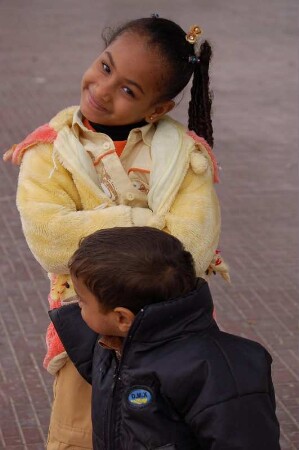 Ägyptisches Mädchen mit ihrem kleinen Bruder auf der Uferstraße am Nil in Luxor