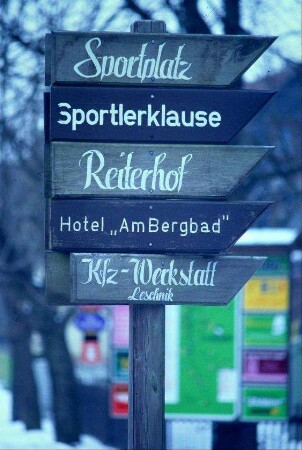Holz-Wegweiser im Ort