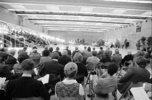 Freiburg: Einweihung Uni-Sportstadion, Publikum in der neuen Sporthalle