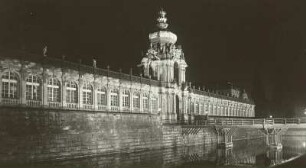 Dresden-Altstadt. Zwinger (1709-1728, M. D. Pöppelmann, B. Permoser). Langgalerie mit Kronentor. Ansicht über den Zwingergraben