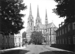 Marburg, Elisabethkirche : Marburg. Elisabethkirche (1235/1283, 1.Hälfte 14. Jahrhundert Turm-Oberbauten). Ansicht von Südosten