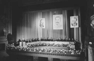 Festveranstaltung zur Eröffnung des Monats der deutsch-polnischen Freundschaft in der Komischen Oper Berlin : Blick auf die Bühne mit den Politikern und Funktionären während einer Rede von Georg Handke