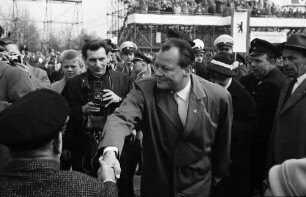 Berlin: Willy Brandt begrüßt Invaliden