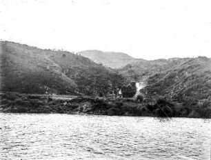 Siedlung : Blick auf eine Siedlung am Ufer eines Flusses
