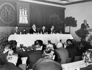 Der Vorstand der Gewerkschaft Nahrung-Genuss-Gaststätten bei einer Jubiläumsfeier 1966
