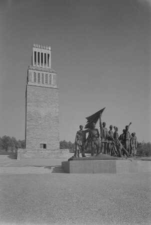 Weimar-Buchenwald. Mahnmal auf der Südseite des Ettersbergs (1954-1958) mit Turm der Freiheit, davor die Figurengruppe von Fritz Cremer