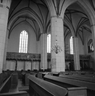 Bernau, Kirchgasse 8. Stadtpfarrkirche St. Marien (um 1240; 1400/1519 Umbau; 1979/1989 Renovierung). Blick vom Kirchenschiff gegen Empore mit Tafeln vorwiegend alttestamentlichen Darstellungen (1601/1615) im nördlichen Seitenschiff