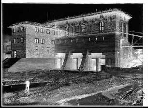 Staustufe Viereth. Blick vom Oberstrom gegen Wehr und Krafthaus.