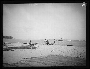 Negombo, Ceylon (=Sri Lanka): Strand mit einfachen Einbaumbooten une Einheimischen (Distanzaufnahme)