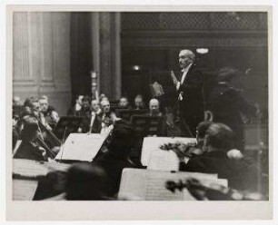 Arturo Toscanini dirigiert in Baltimore, Maryland. Konzert mit dem Geiger Adolf Busch. Arturo Toscanini, rechts stehend: Adolf Busch
