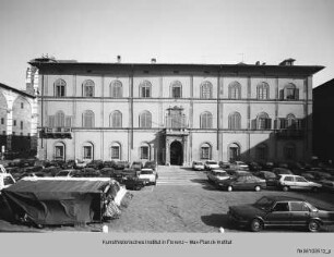 Palazzo Medici, Palazzo del Governatore, Palazzo Granducale, Palazzo Reale, Palazzo della Provincia, Palazzo della Prefettura e dell'Amministrazione provinciale, Siena