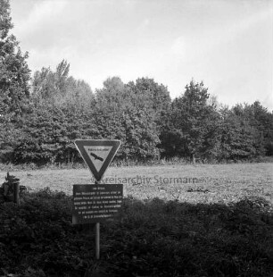 Naturschutz: Biotopkartierung: Nienwohlder Moor: im Vordergrund Hinweisschild: im Hintergrund Wald