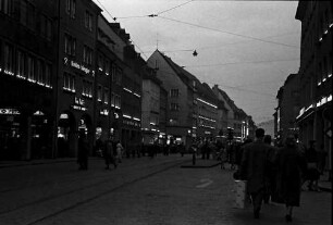 Freiburg: Vorweihnachtliches Freiburg, Kaiserstraße und Fußgänger bei Dämmerung