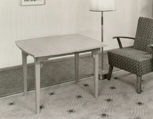 Couchtisch : Wohnzimmermöbel (1956) in Ausstellungskoje