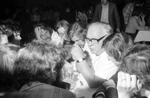 24. Tagung 1974 Chemiker; Studentenabend mit den Nobelpreisträgern: Tisch mit Werner Forßmann