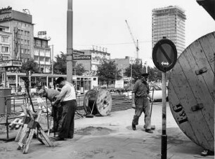 Hamburg. An der Reeperbahn, Spielbudenplatz/Ecke Taubenstraße, werden Elektrokabel verlegt