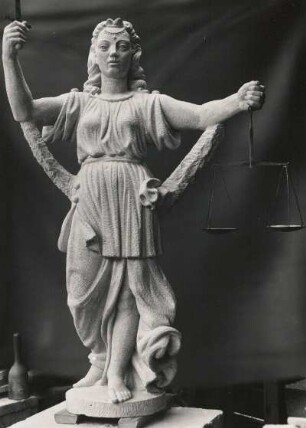 Görlitz. Rathaustreppe. Justitia. Schlesischer Sandstein, nach Fotos rekonstruiert 1952, Werkstatt Werner Hempel, Dresden. Kurz vor der Fertigstellung
